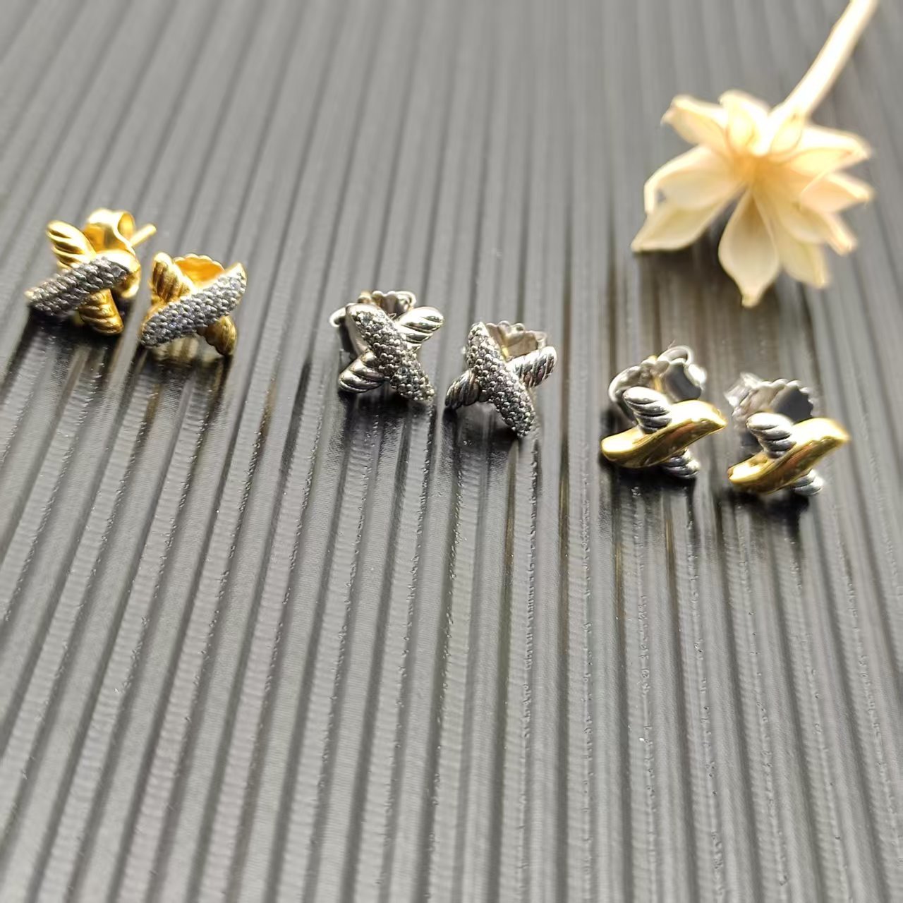 David Yurman Silver Logo-Accented Earrings 232