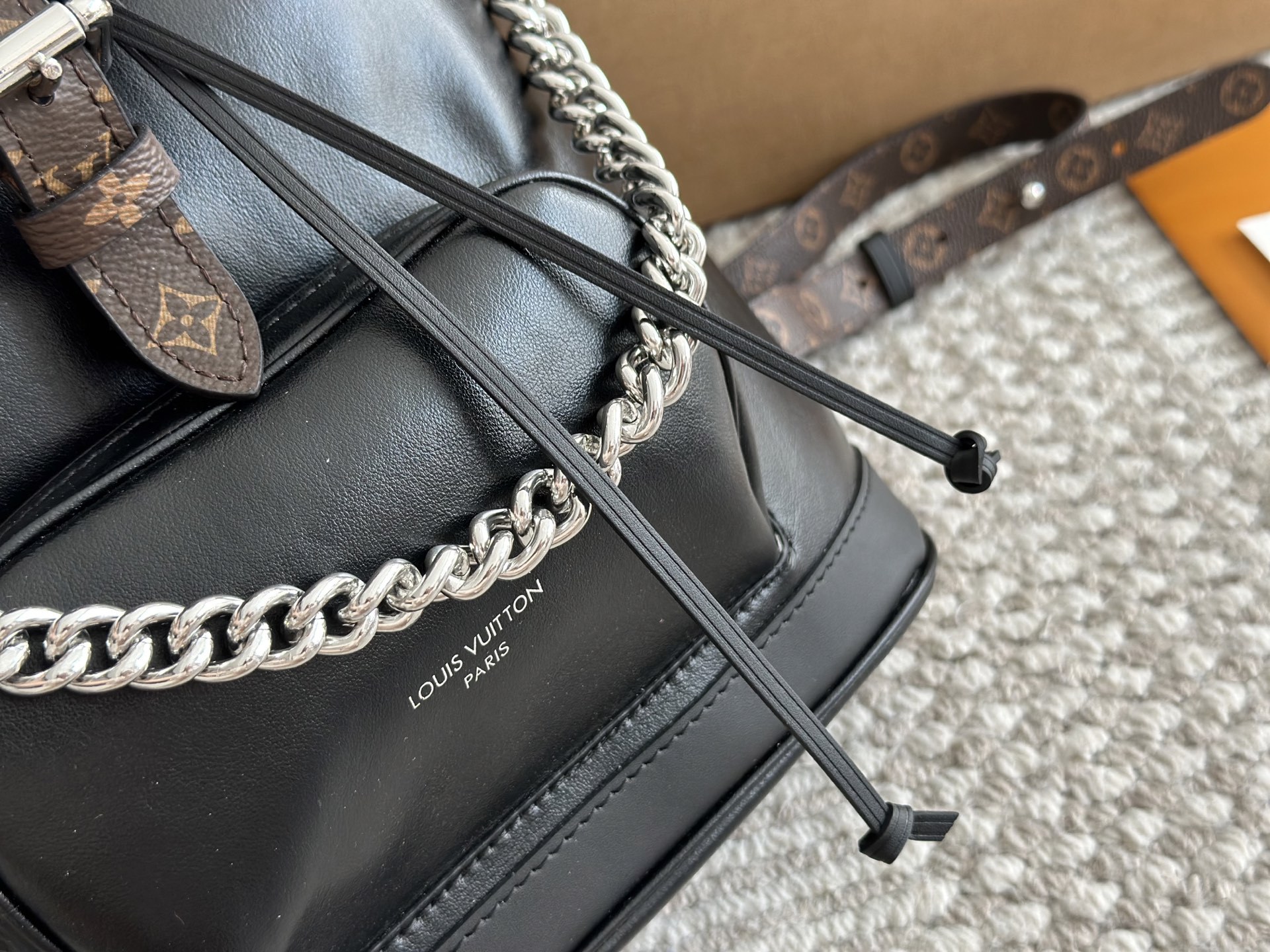 LV Silver Vintage-Inspired Bag 1558