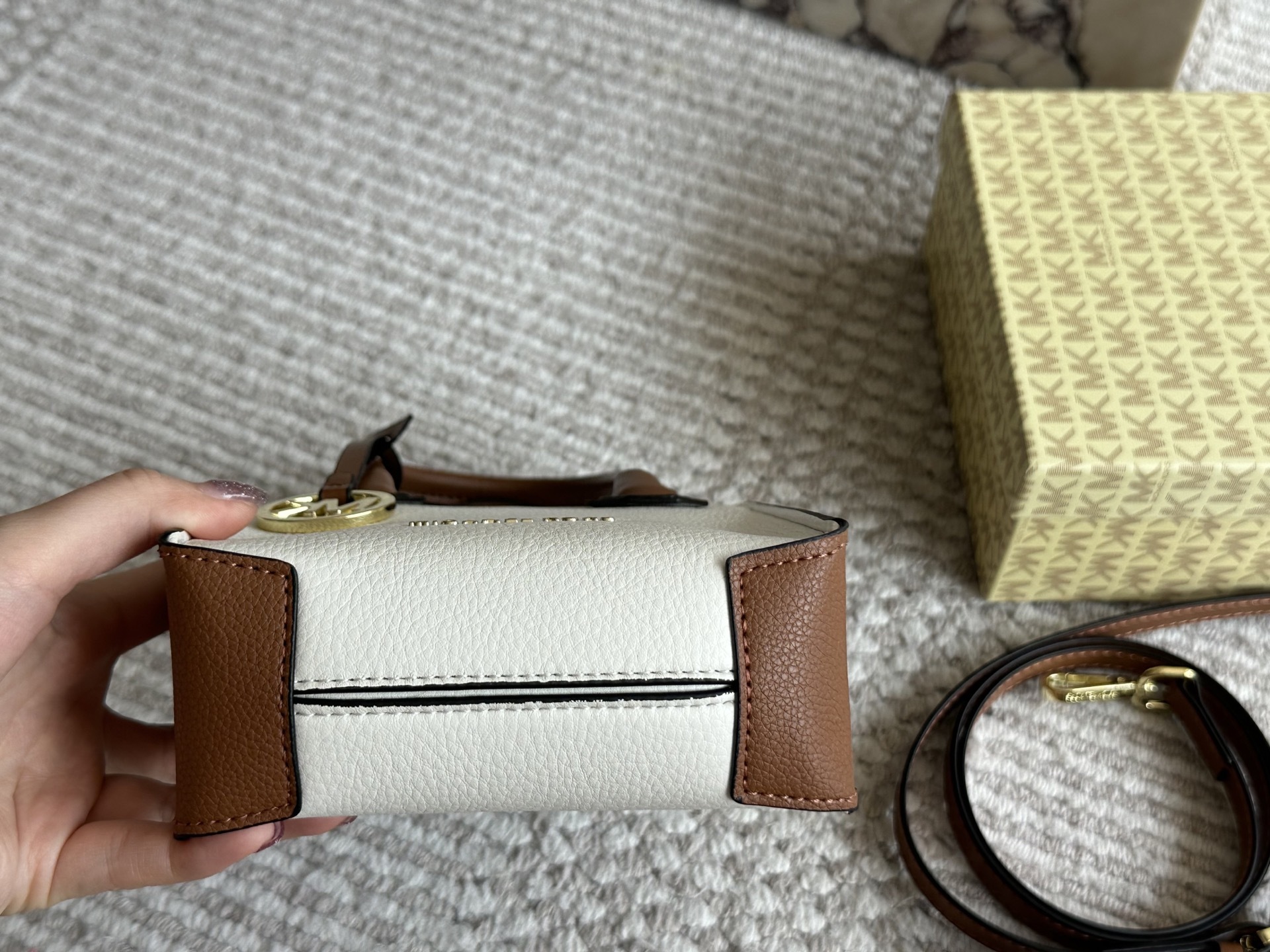 MK Beige Logo-Accented Bag mercer 004