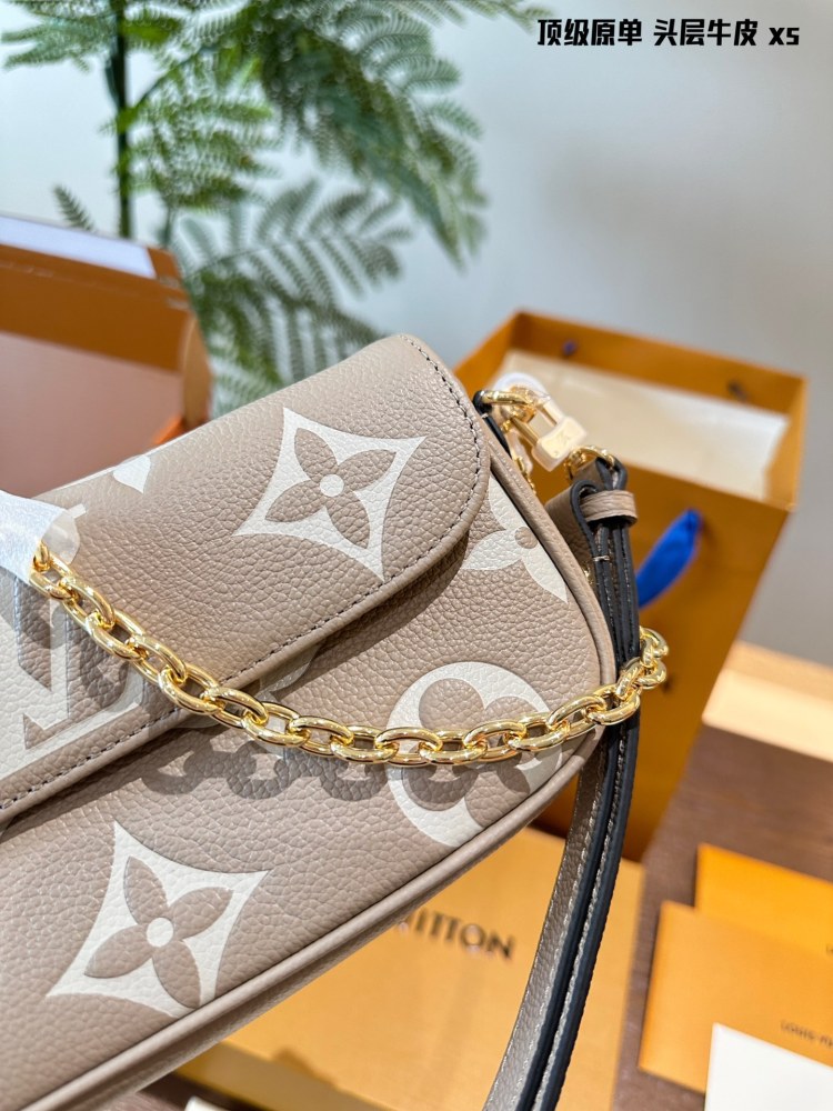 LV Silver Vintage-Inspired Bag 1610