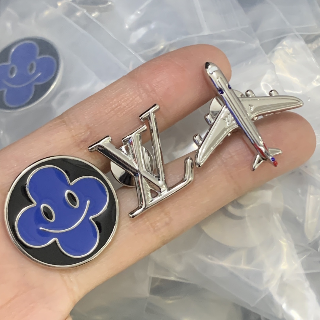 LV Silver Logo-Accented Earrings 595
