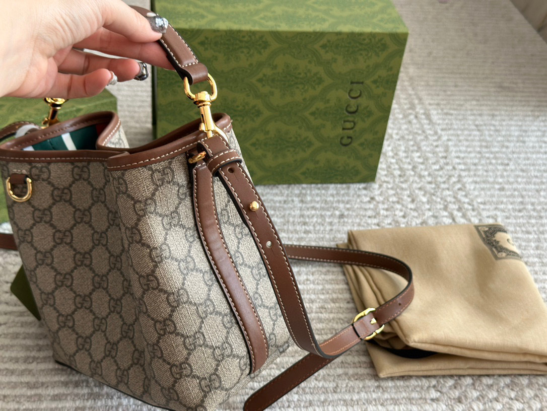 Gucci Silver Quilted Bag 582