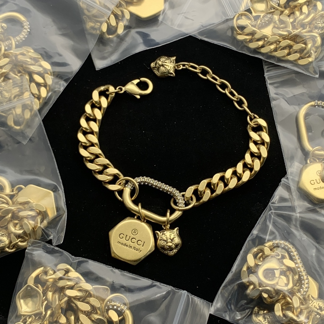 Gucci Gold Vintage-Inspired Bracelet 252