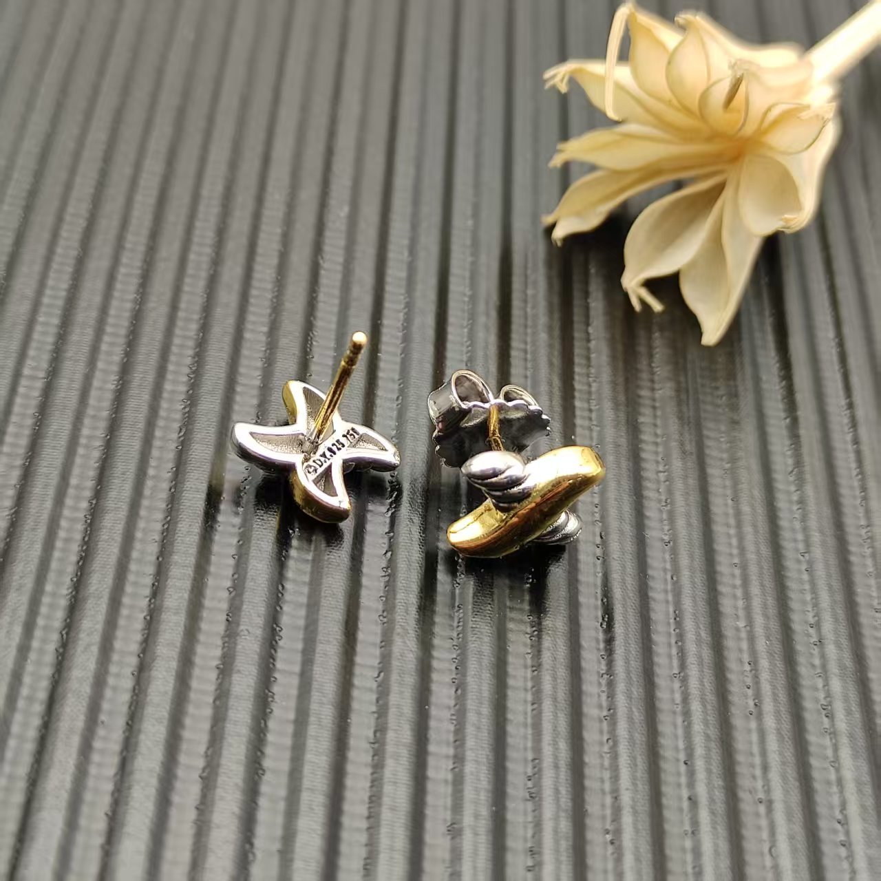 David Yurman Silver Logo-Accented Earrings 232