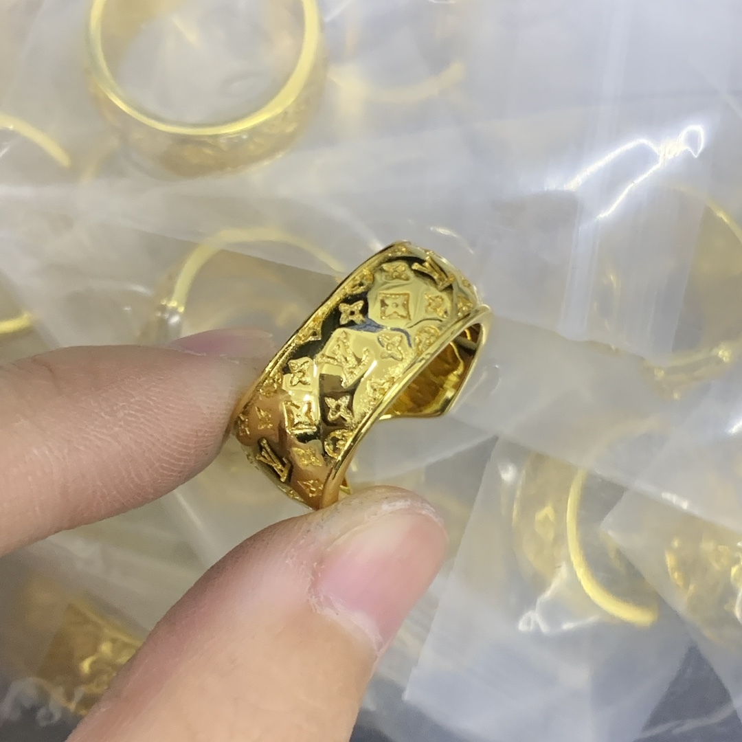 LV Gold Textured Ring 671