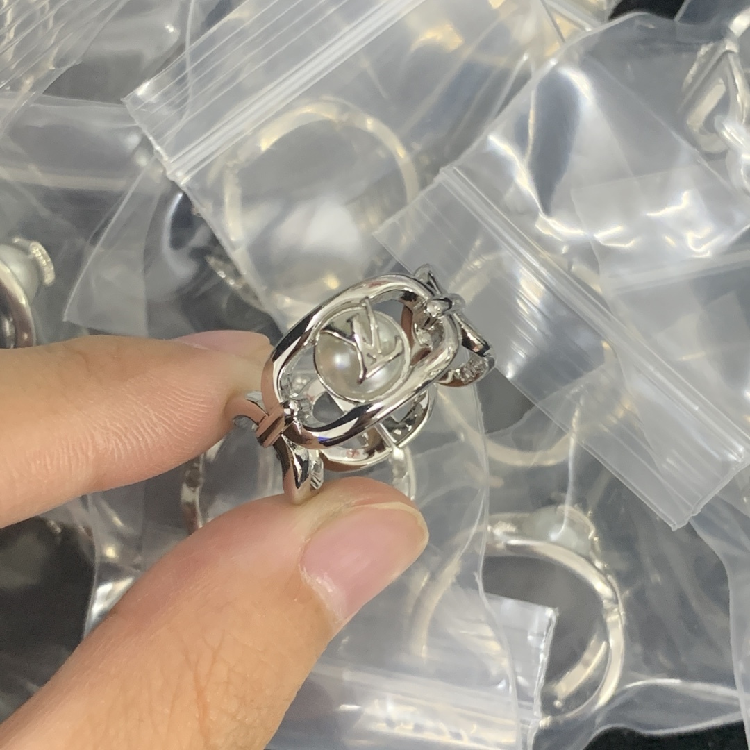 LV Silver Vintage-Inspired Ring 1039