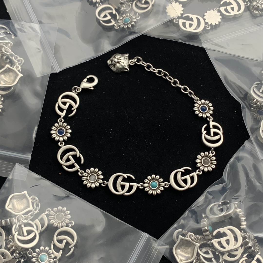 Gucci Silver Vintage-Inspired Bracelet 235