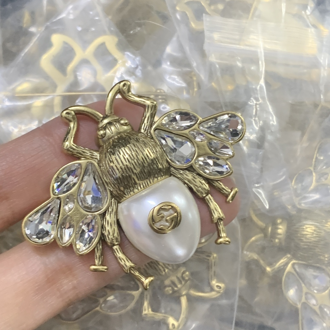 Gucci Gold Vintage-Inspired Brooch 514