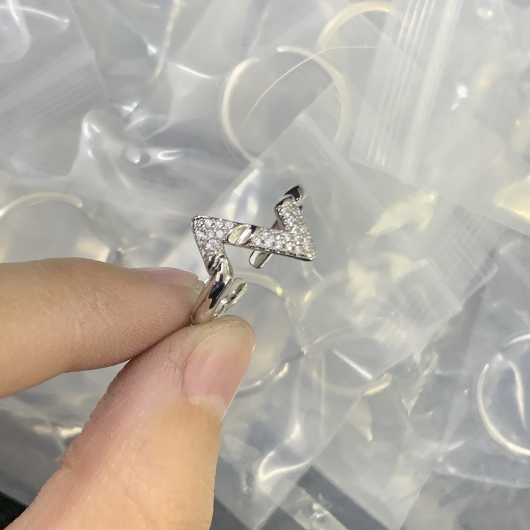 LV Silver Textured Ring 684