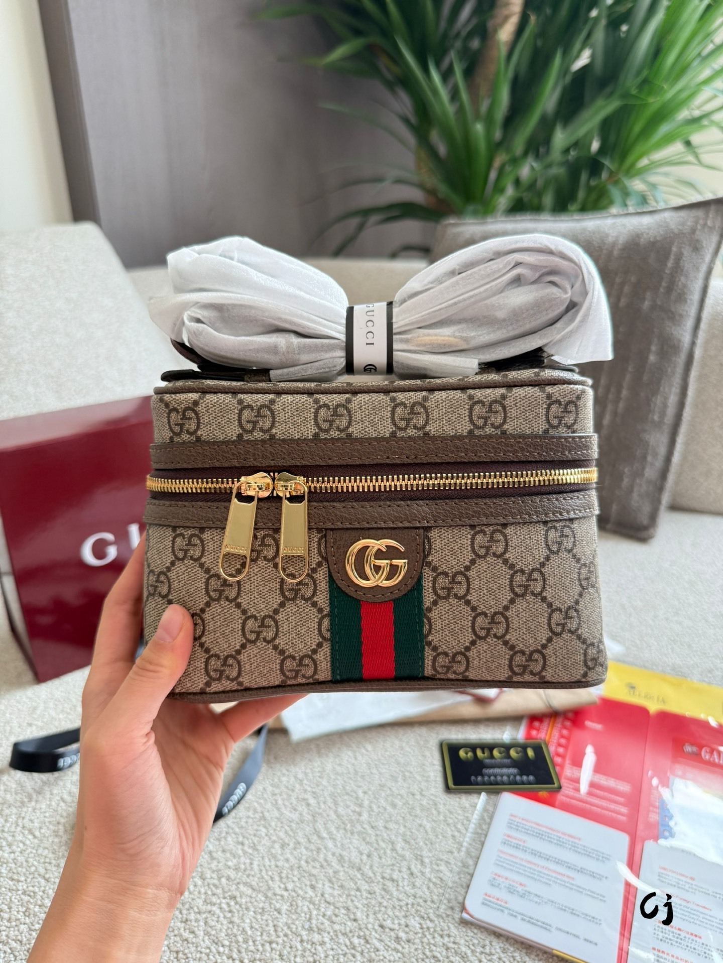 Gucci Silver Vintage-Inspired Bag 536