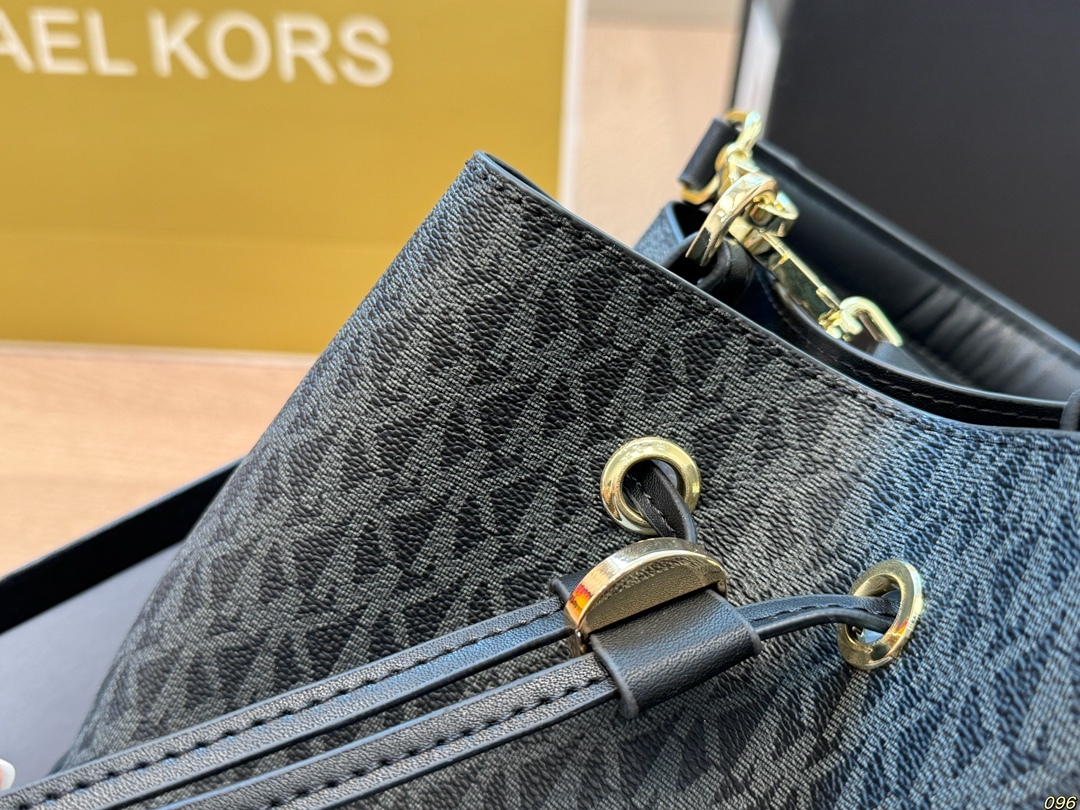 MK Silver Textured Bag 010