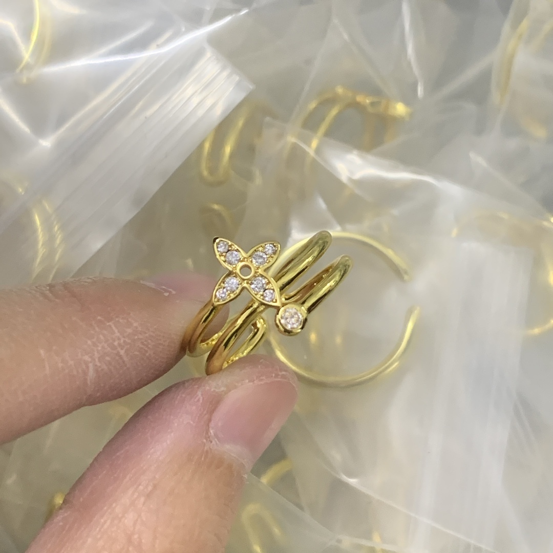 LV Gold Vintage-Inspired Ring 1026