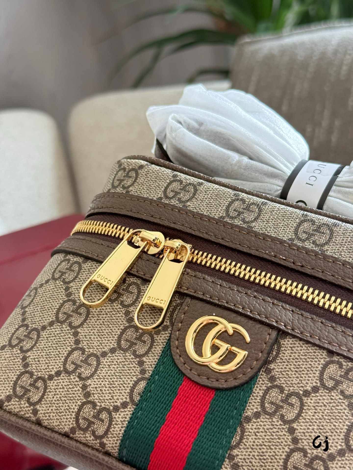 Gucci Silver Vintage-Inspired Bag 536