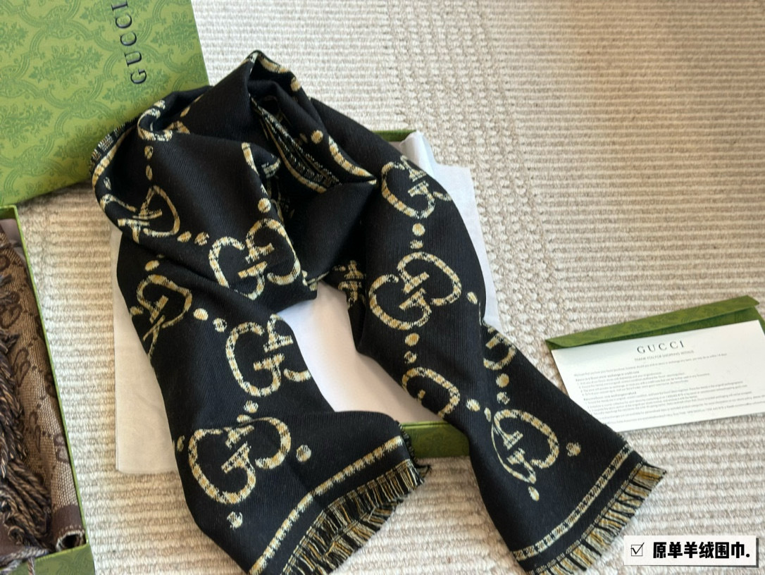Gucci scarf 579 Beige Quilted Accessory