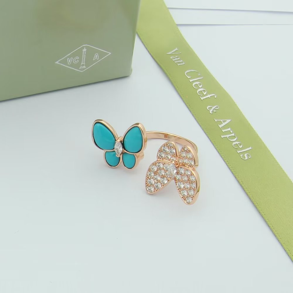 Van Cleef Gold Romantic Ring 039