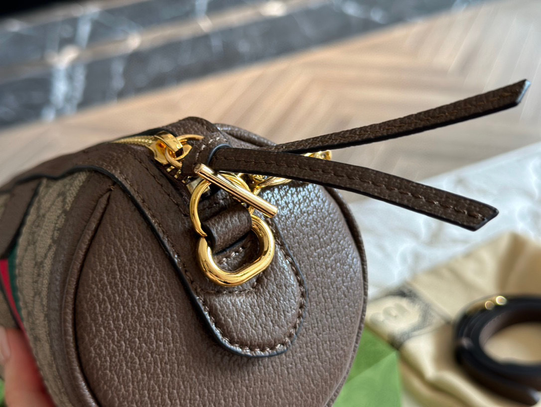 Gucci Rose Gold Logo-Accented Bag 581