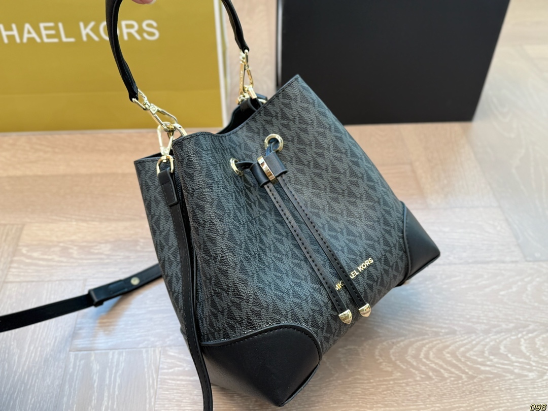 MK Silver Textured Bag 010