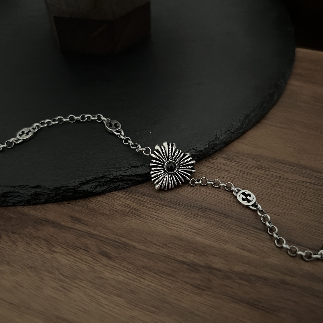 Gucci Silver Logo-Accented Bracelet 526