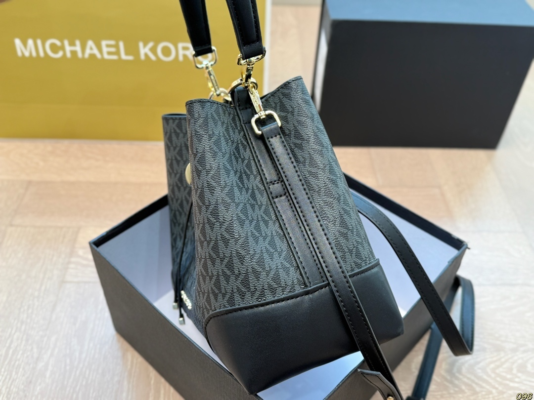 MK Silver Textured Bag 010