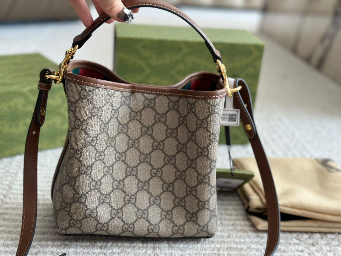 Gucci Silver Quilted Bag 582