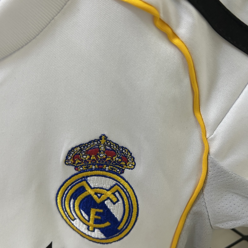 25/26 kids Real Madrid home size: 16-28 + free socks