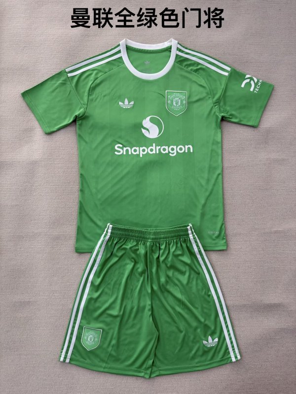 2025-2026 Manchester United Goalkeeper jersey kids + free socks green