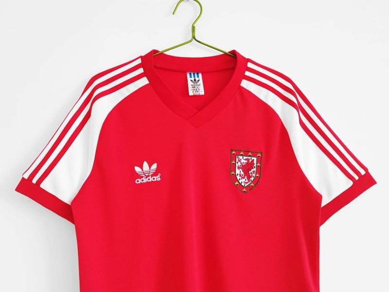 1982 home Wales retro Fan version