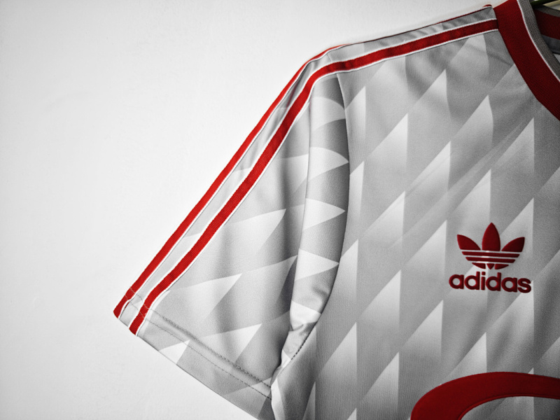 8991 Liverpool away retro Fan version