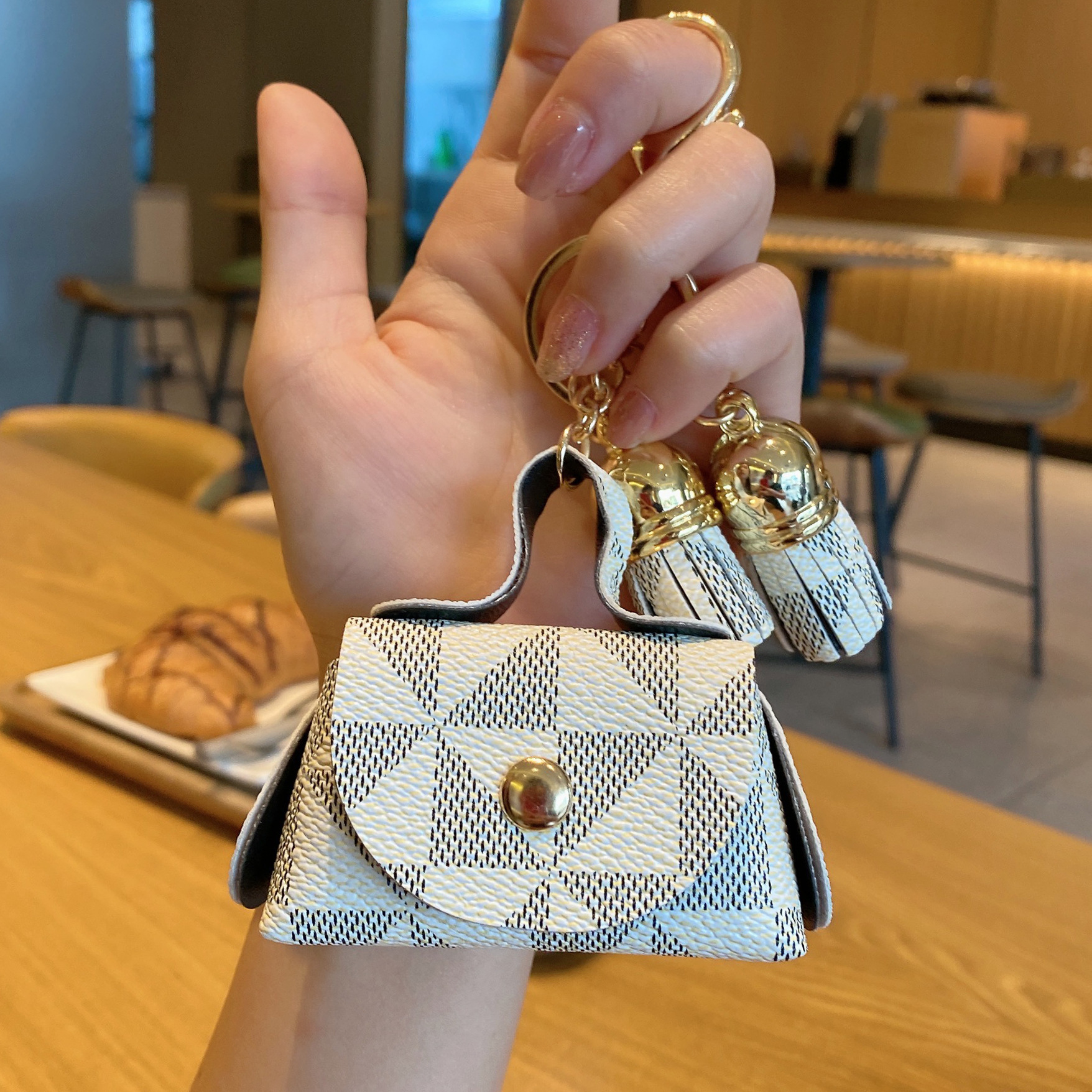 Creative monogrammed leather mini keychain tassel coin purse portable mini storage earphone pouch pendant wholesale