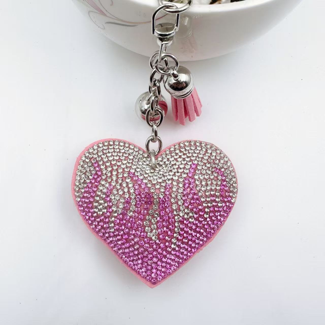 New cute rhinestone keychain for women, fashionable flame heart tassel bag charm, Valentine's Day gift.