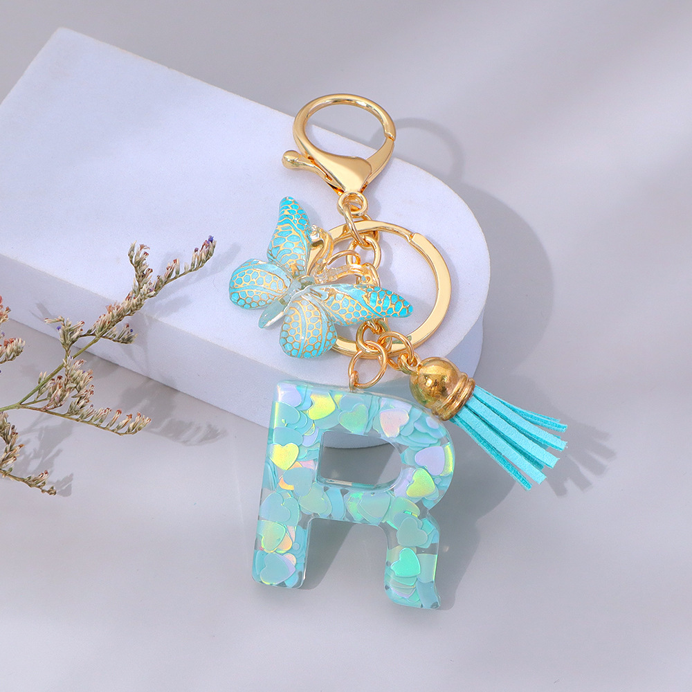 Wholesale green heart-shaped sequined letter keychains, English letters, pendants, bag charms, party gifts.
