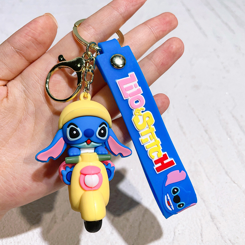 Wholesale 100 kinds of classic Stitch keychains, accessories, PVC, small gift pendants.