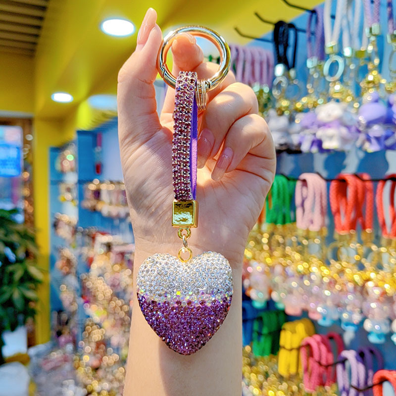 Cute diamond-encrusted heart-shaped keychain for couples, peach heart-shaped bag chain, car keychain pendant, and ornament wholesale.