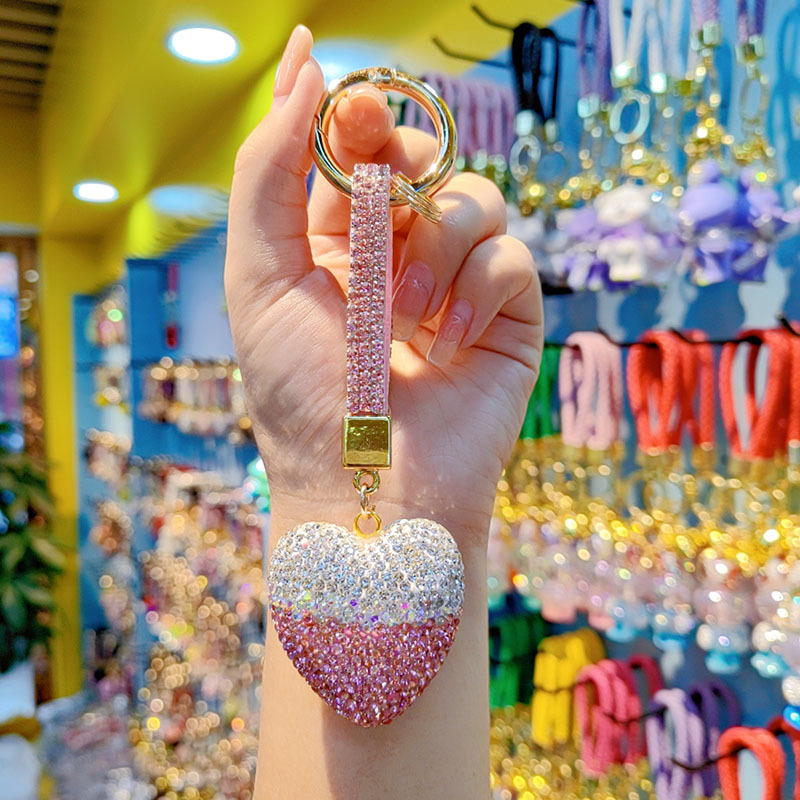 Cute diamond-encrusted heart-shaped keychain for couples, peach heart-shaped bag chain, car keychain pendant, and ornament wholesale.