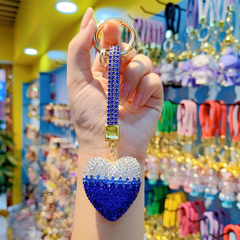 Cute diamond-encrusted heart-shaped keychain for couples, peach heart-shaped bag chain, car keychain pendant, and ornament wholesale.
