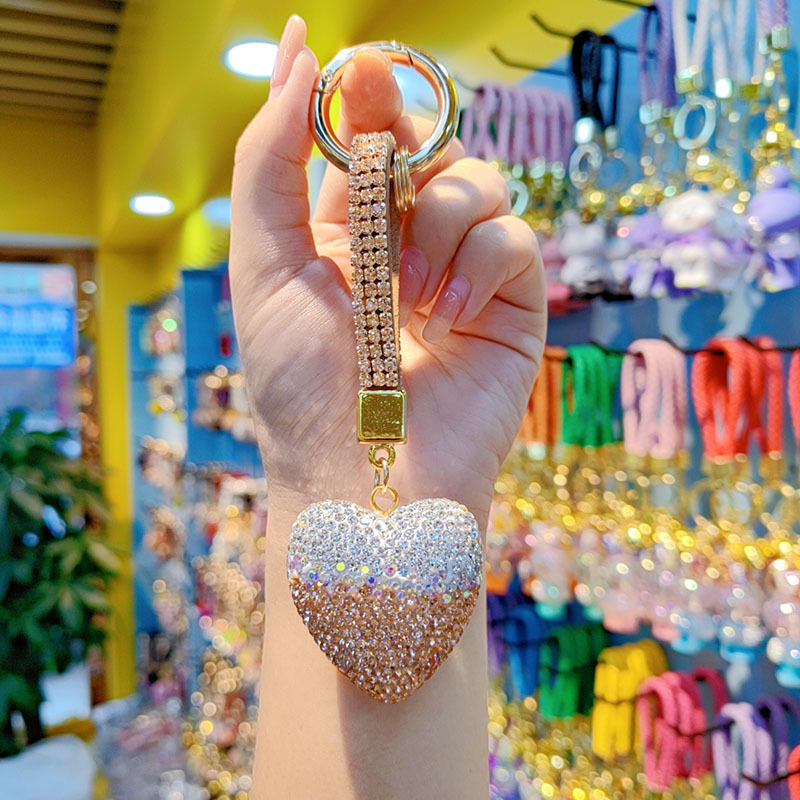 Cute diamond-encrusted heart-shaped keychain for couples, peach heart-shaped bag chain, car keychain pendant, and ornament wholesale.