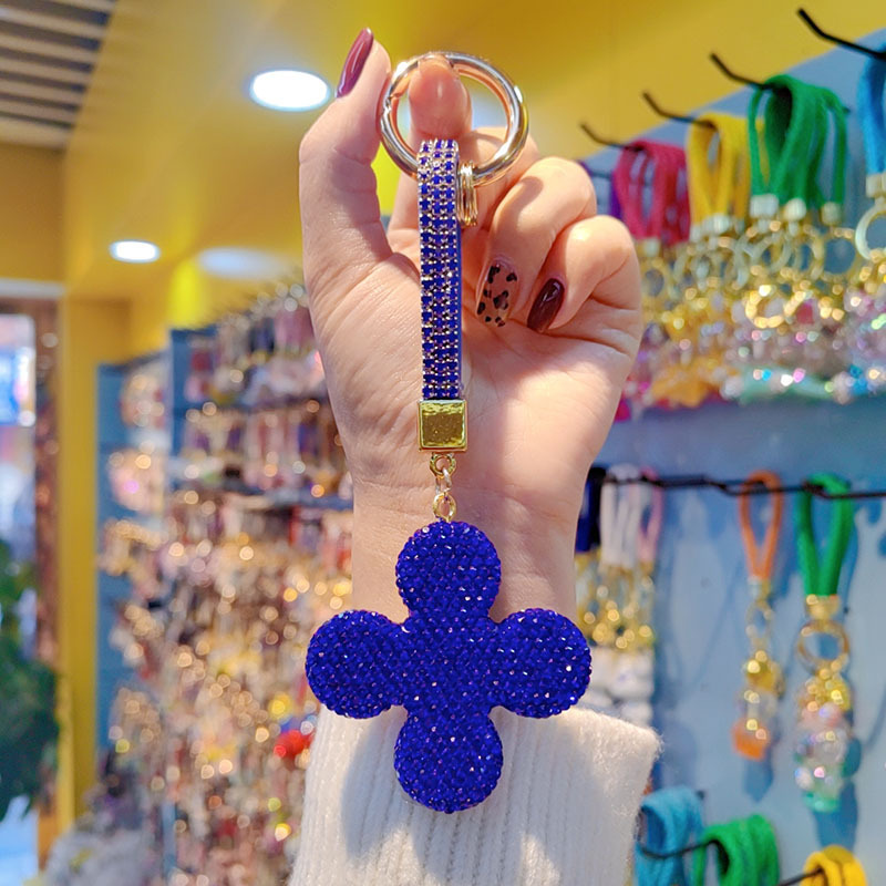 Clay rhinestone-encrusted four-leaf clover car chain ring keychain pendant couple bag charm small gift wholesale