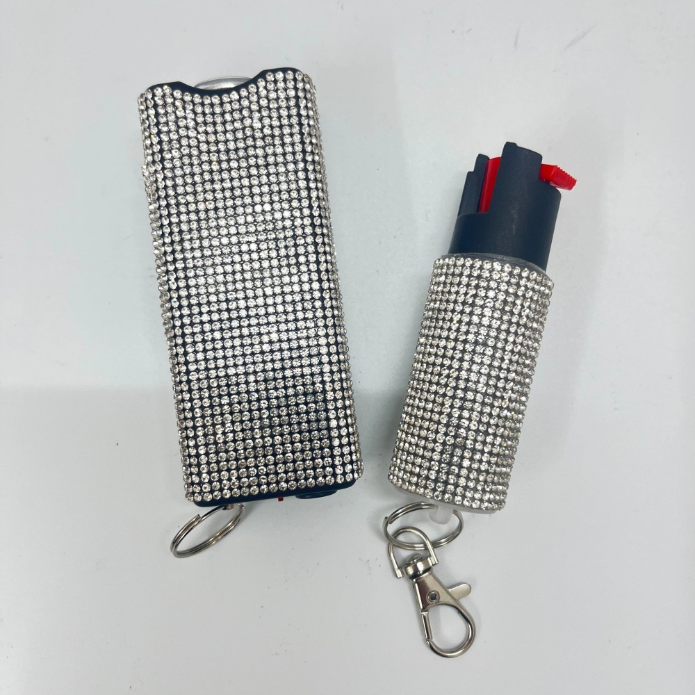 Women's solid-color self-defense flashlight and spray set.