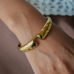 Stainless Steel Waterproof Jewelry 18K Gold Plated Irregular Hammered Notched Design Open Women Bracelet YF6640