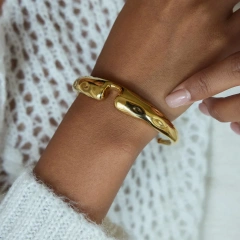 Stainless Steel Waterproof Jewelry 18K Gold Plated Irregular Hammered Notched Design Open Women Bracelet YF6640