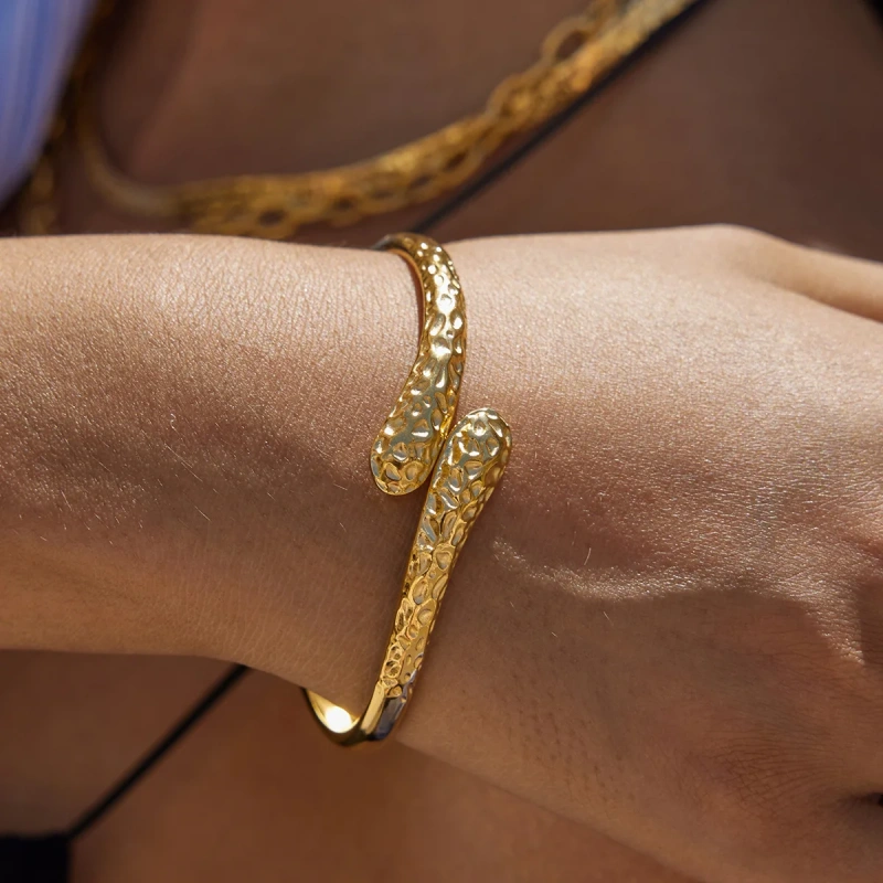 New Stainless Steel 18K Gold Plated Hammered Waterproof Women Closure Daily Use Waterproof Bracelet Non Tarnish YF6628