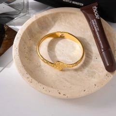 New Stainless Steel 18K Gold Plated Hammered Waterproof Women Closure Daily Use Waterproof Bracelet Non Tarnish YF6628