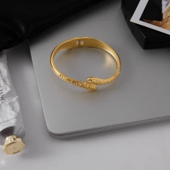New Stainless Steel 18K Gold Plated Hammered Waterproof Women Closure Daily Use Waterproof Bracelet Non Tarnish YF6628