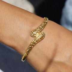 New Stainless Steel 18K Gold Plated Hammered Waterproof Women Closure Daily Use Waterproof Bracelet Non Tarnish YF6628