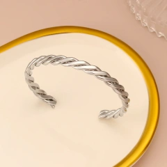 Niche High End C Shaped Opening Bracelet 6mm Twist Bracelet 18K Gold Plated Waterproof Stainless Steel YF8212