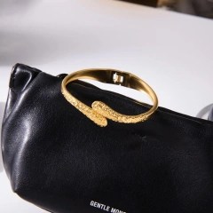 New Stainless Steel 18K Gold Plated Hammered Waterproof Women Closure Daily Use Waterproof Bracelet Non Tarnish YF6628