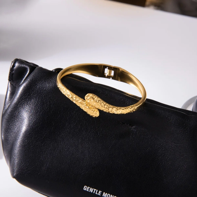 New Stainless Steel 18K Gold Plated Hammered Waterproof Women Closure Daily Use Waterproof Bracelet Non Tarnish YF6628