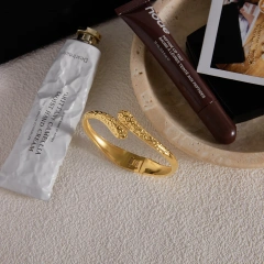 New Stainless Steel 18K Gold Plated Hammered Waterproof Women Closure Daily Use Waterproof Bracelet Non Tarnish YF6628