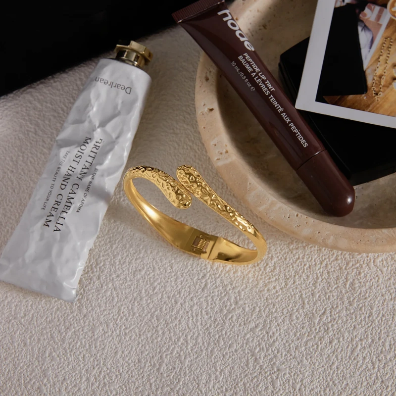 New Stainless Steel 18K Gold Plated Hammered Waterproof Women Closure Daily Use Waterproof Bracelet Non Tarnish YF6628