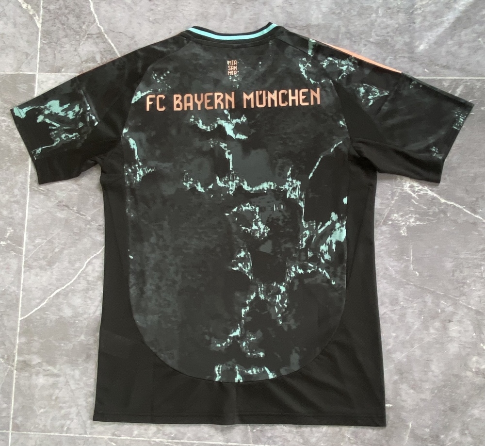 24-25 Bayern Munich Away